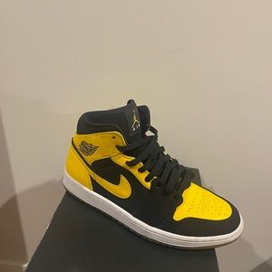 Jordan 1 mid new loves size 9